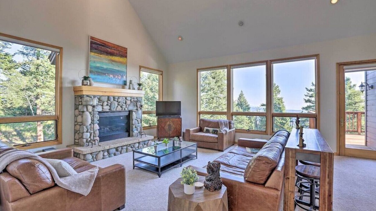 Photo of Livingroom in Evergreen