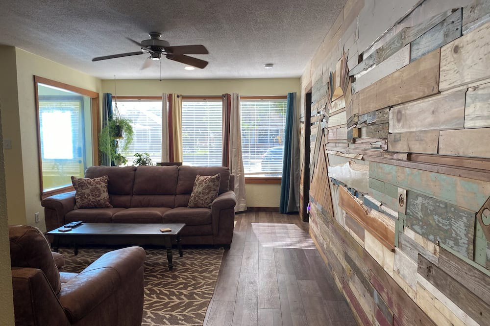 Photo of Livingroom in Fowler