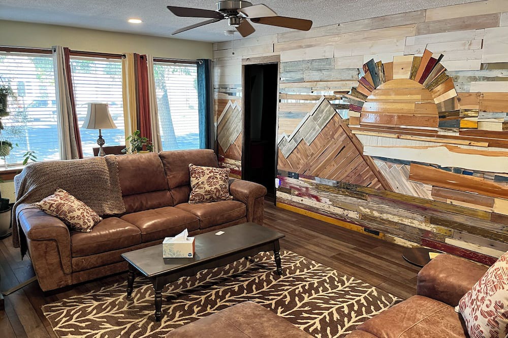 Photo of Livingroom in Fowler