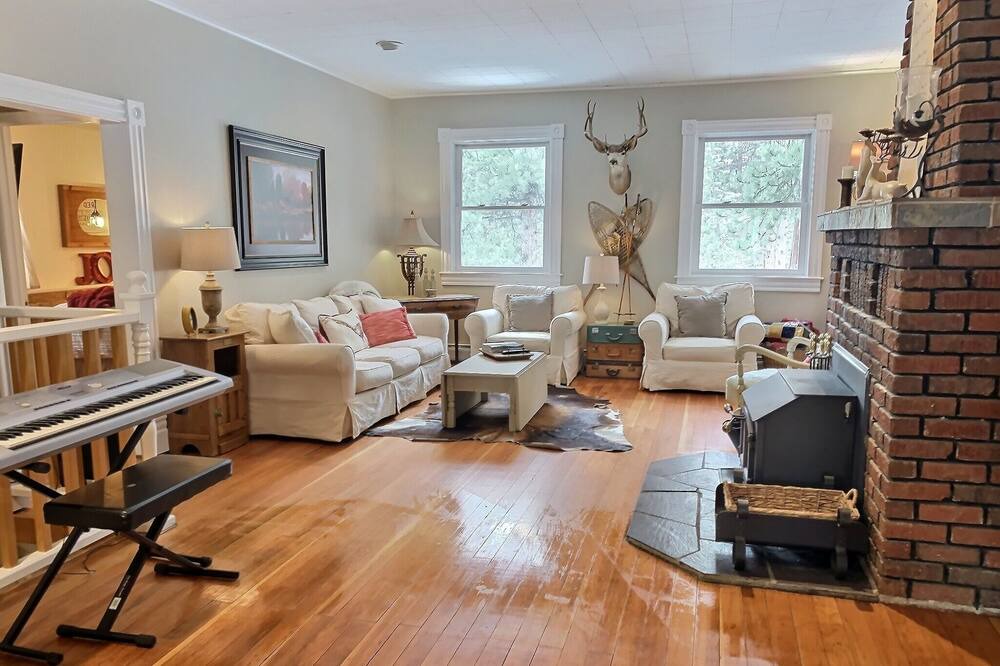 Photo of Livingroom in Evergreen