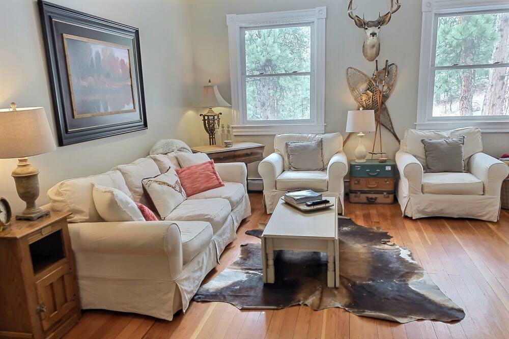 Photo of Livingroom in Evergreen