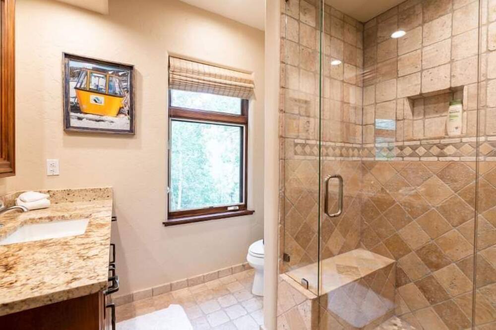 Photo of Bathroom in Highland Meadows