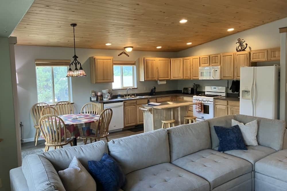 Photo of Livingroom in Forest Lakes