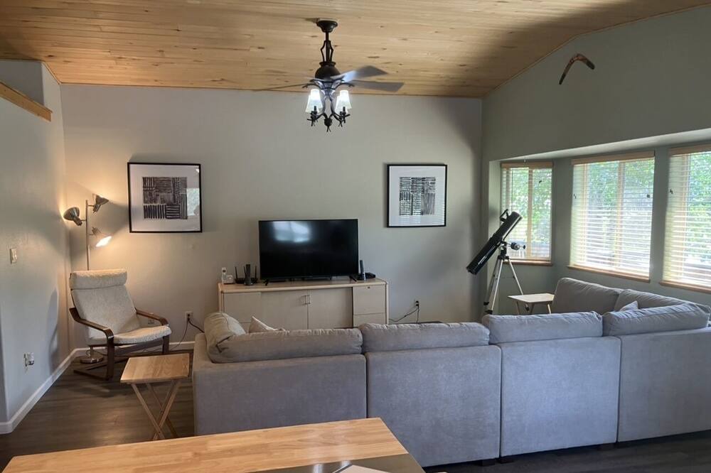 Photo of Livingroom in Forest Lakes