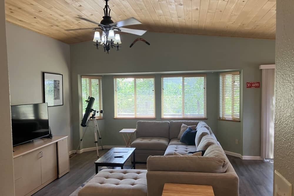 Photo of Livingroom in Forest Lakes