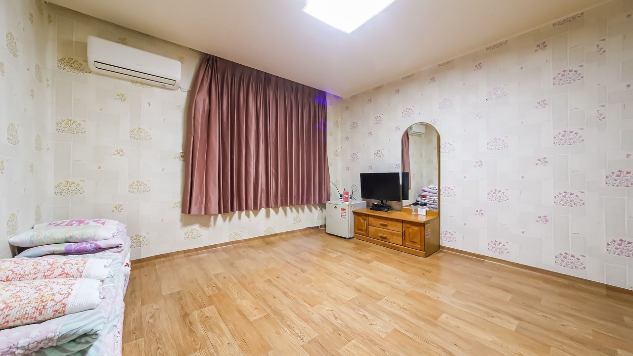 Photo of Bedroom in Okpo-dong