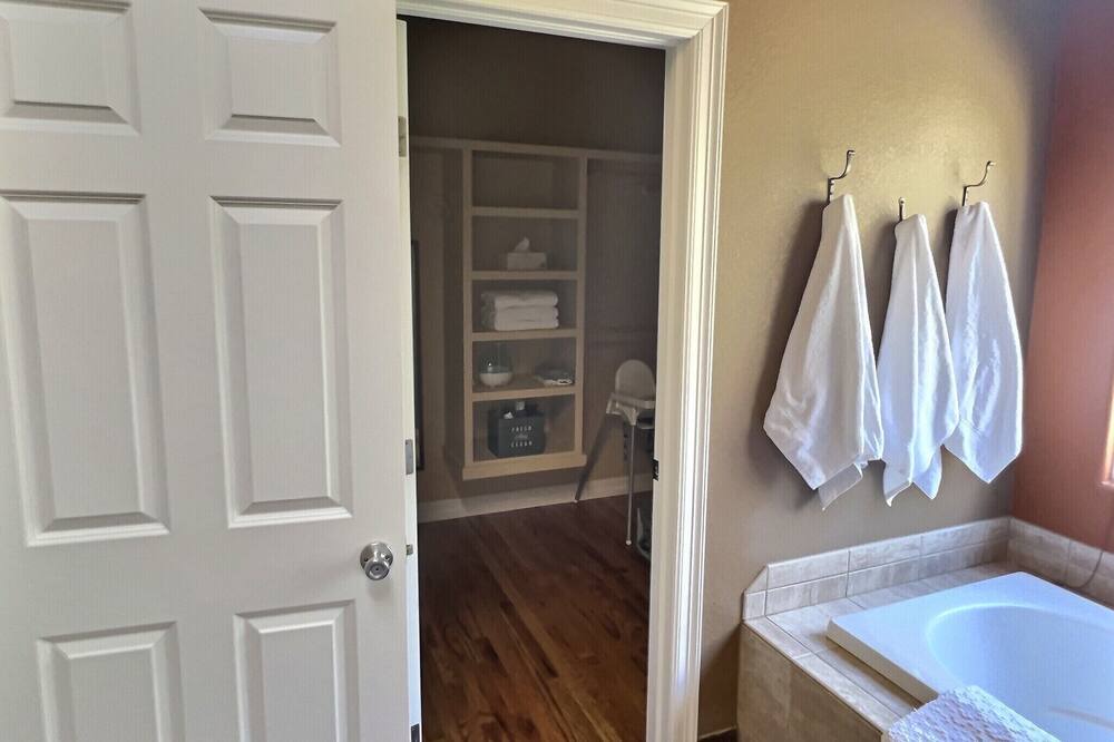 Photo of Bathroom in Evergreen Meadows