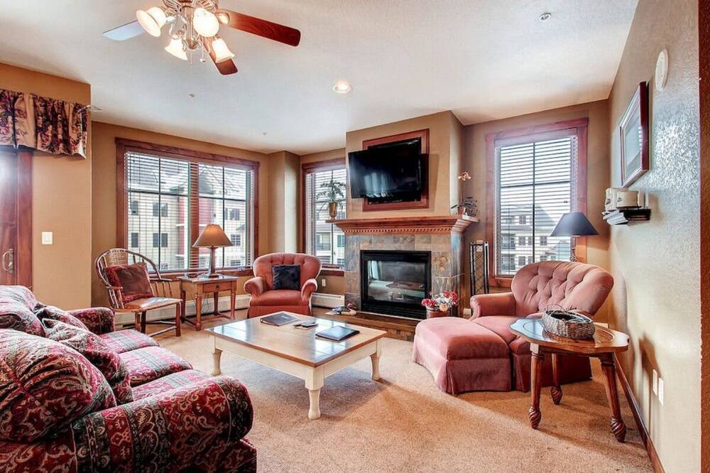 Photo of Livingroom in Peak 9
