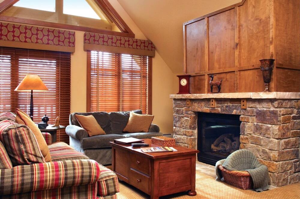 Photo of Livingroom in Peak 9