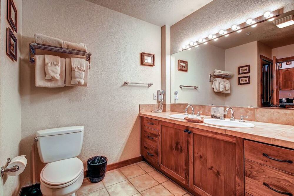 Photo of Bathroom in Peak 9