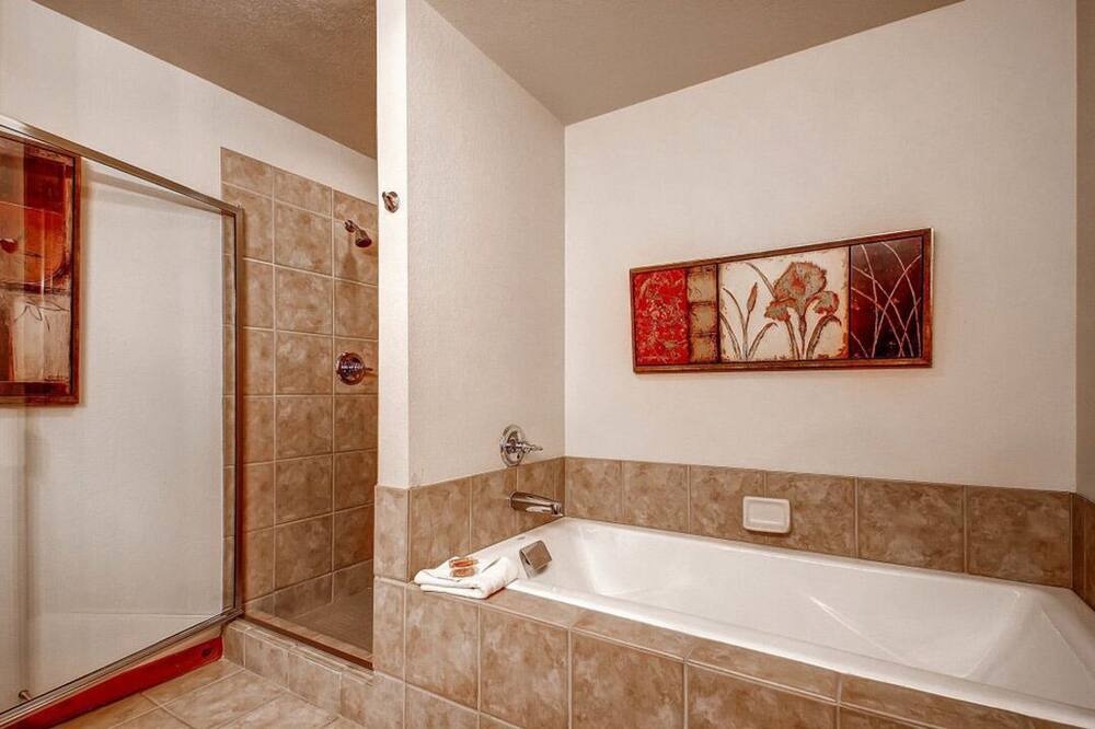 Photo of Bathroom in Peak 9