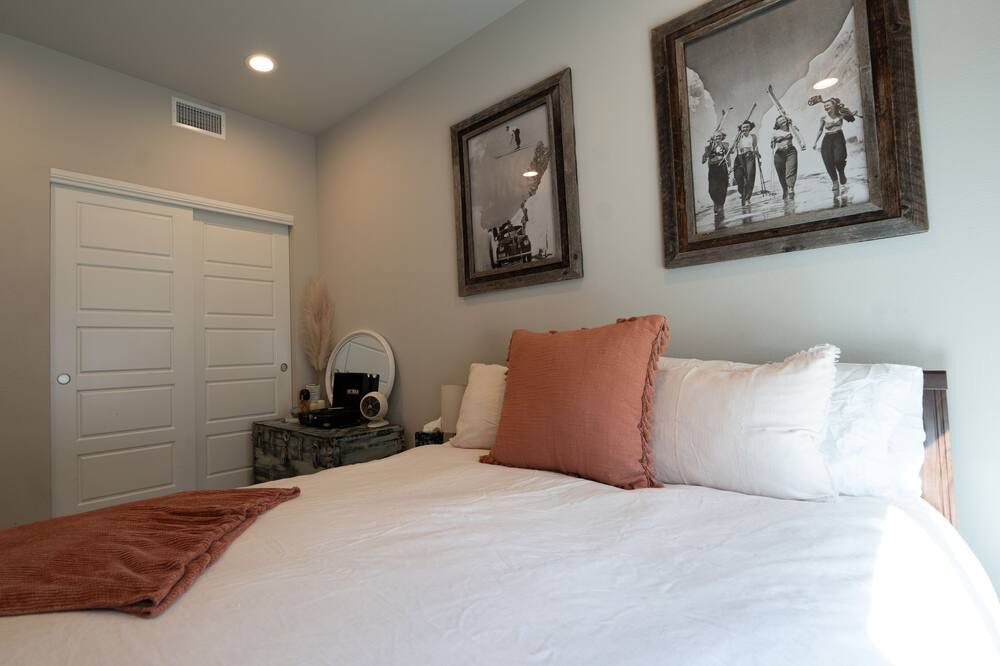 Photo of Bedroom in Lincoln Park