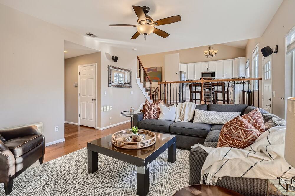 Photo of Livingroom in North Central Westminster