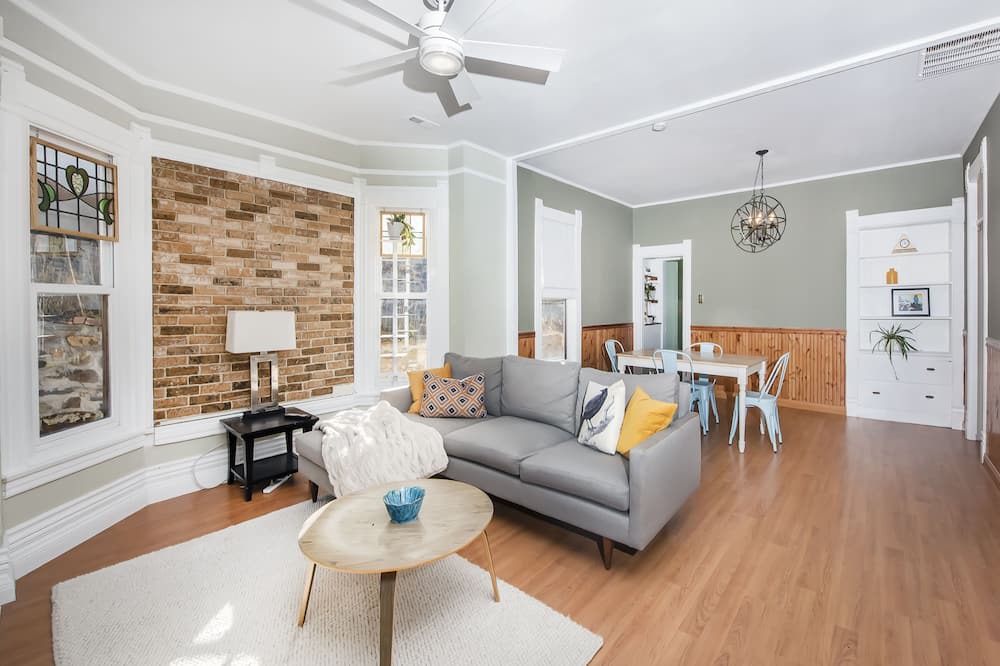 Photo of Livingroom in Central City