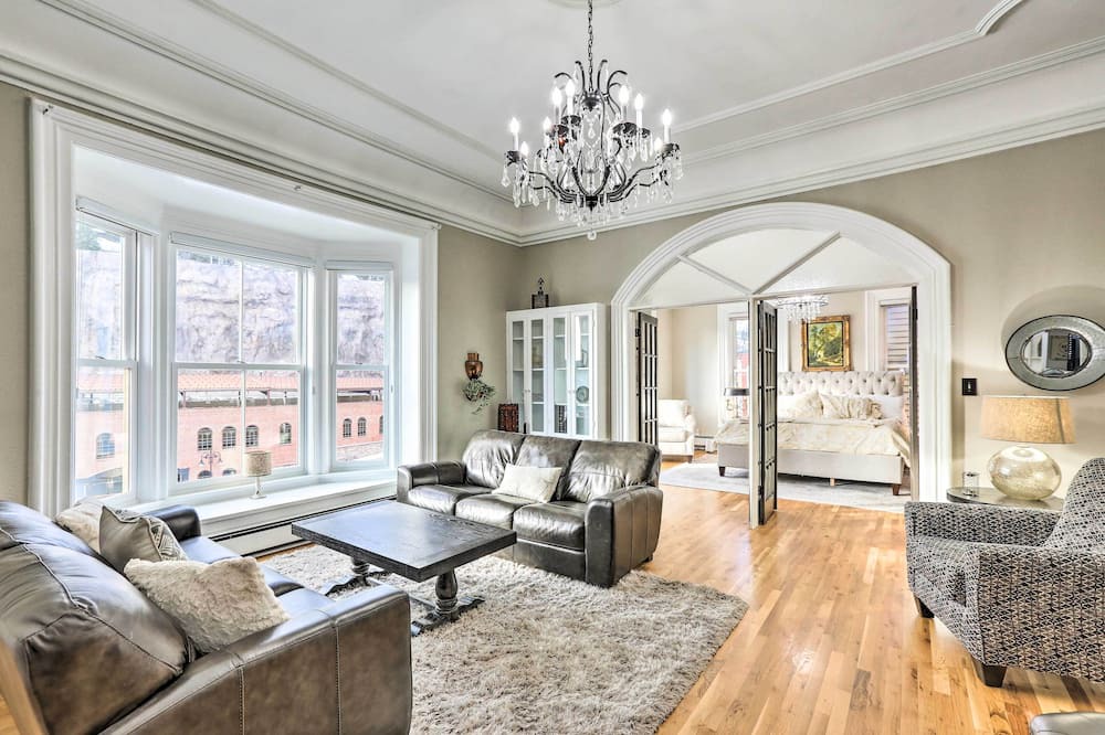 Photo of Bedroom in Central City