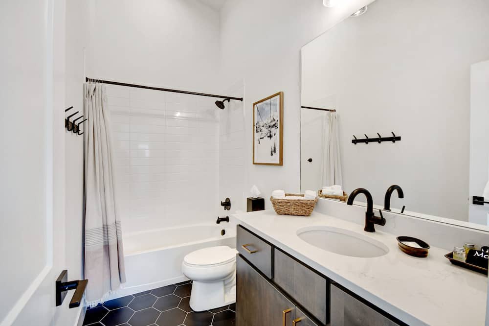 Photo of Bathroom in Rendezvous