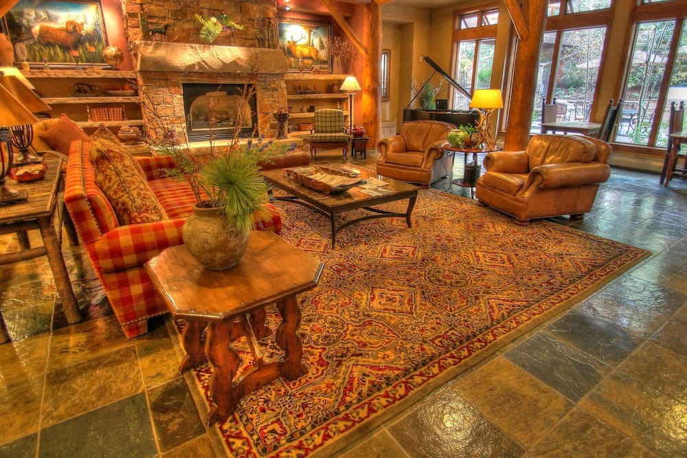 Photo of Livingroom in River Run
