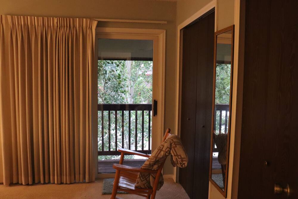 Photo of Livingroom in Summit Cove