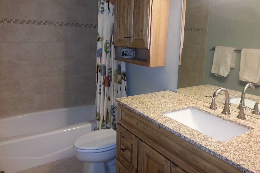 Photo of Bathroom in Summit Cove