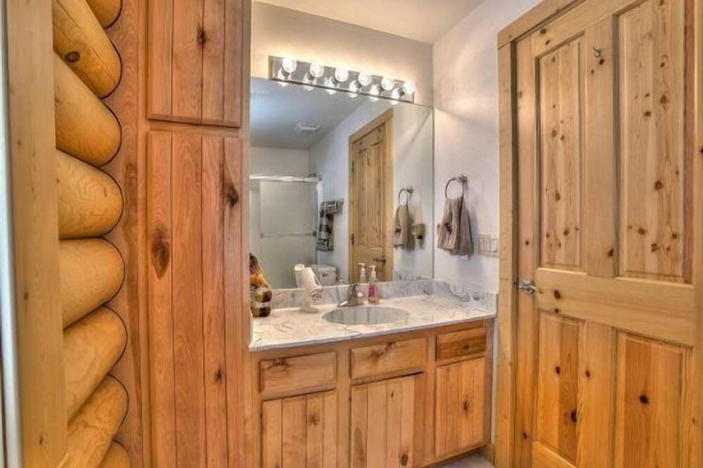Photo of Bathroom in Lyons