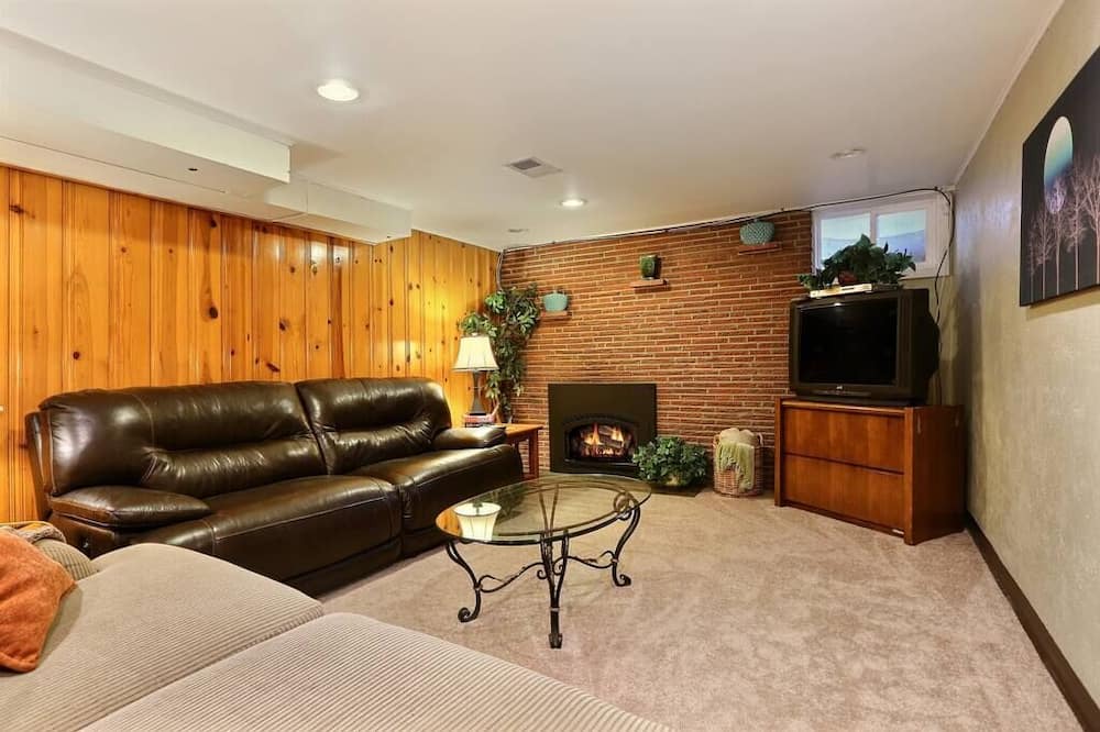 Photo of Livingroom in North Alameda