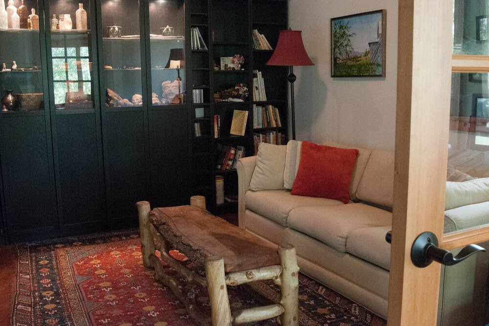 Photo of Bedroom in Michigan Hill