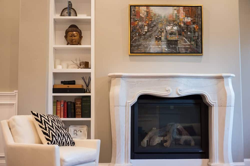 Photo of Livingroom in Mapleton Hill
