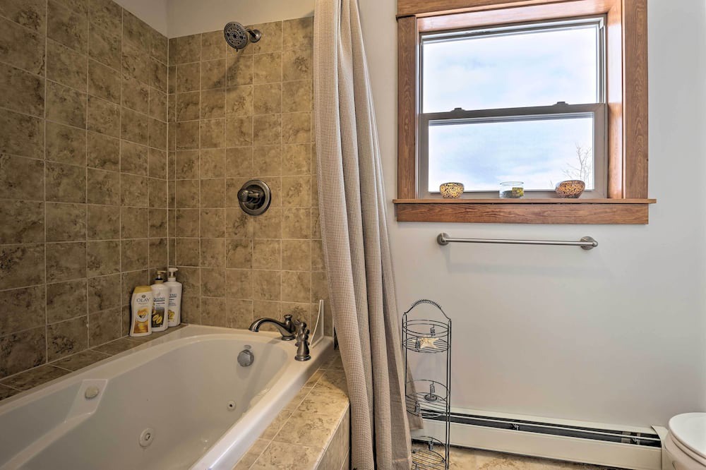 Photo of Bathroom in Summit Cove
