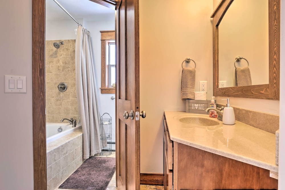 Photo of Bathroom in Summit Cove