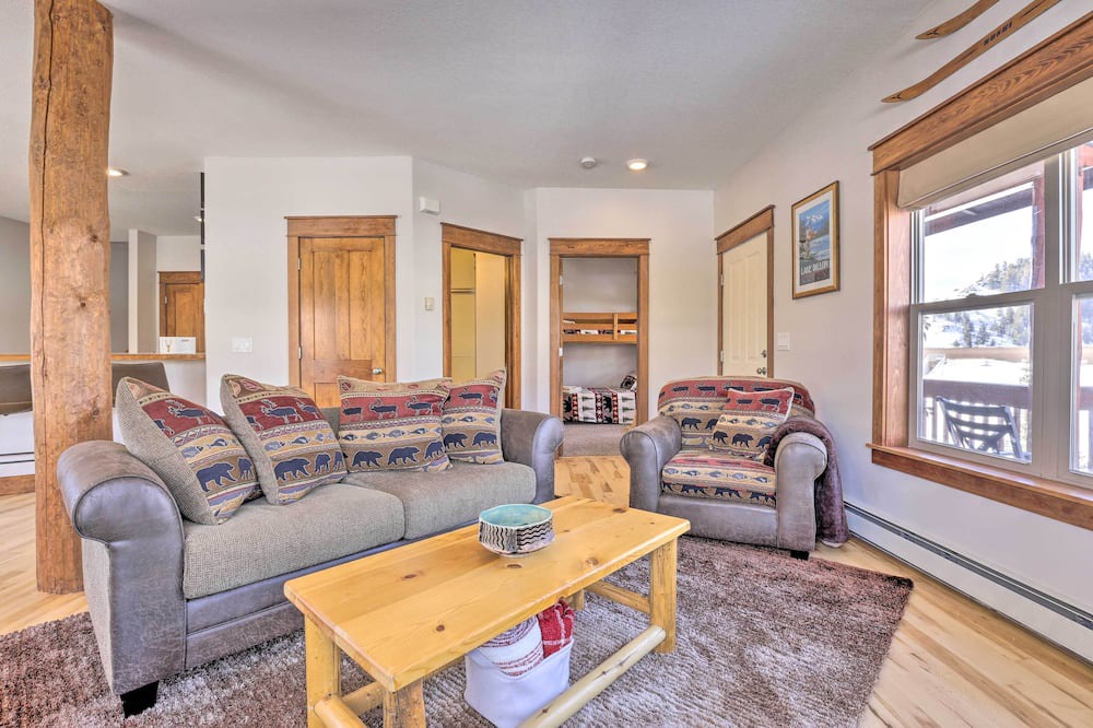 Photo of Livingroom in Summit Cove