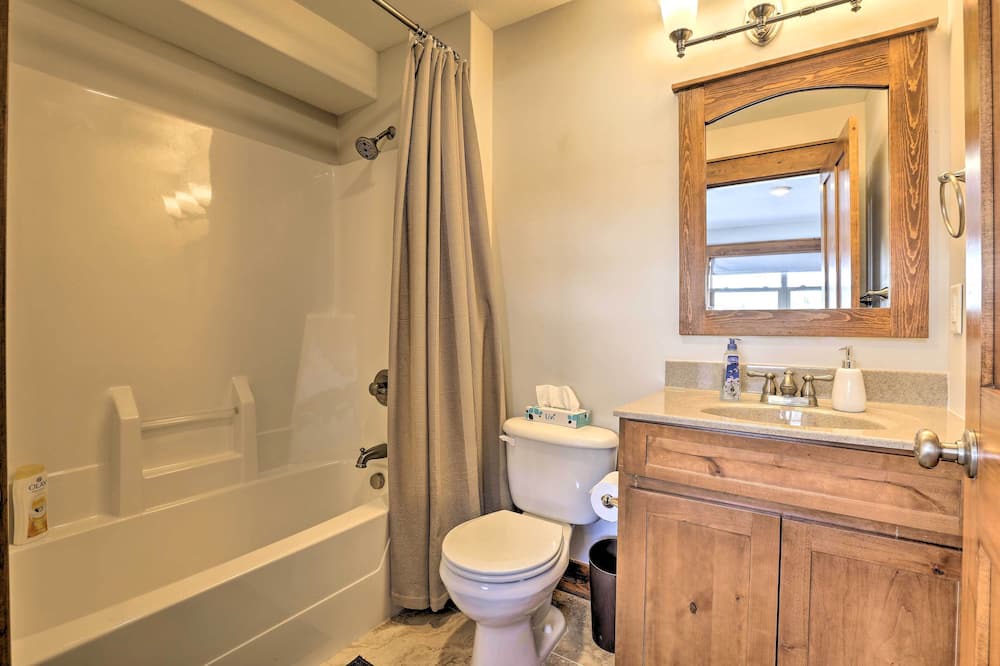 Photo of Bathroom in Summit Cove