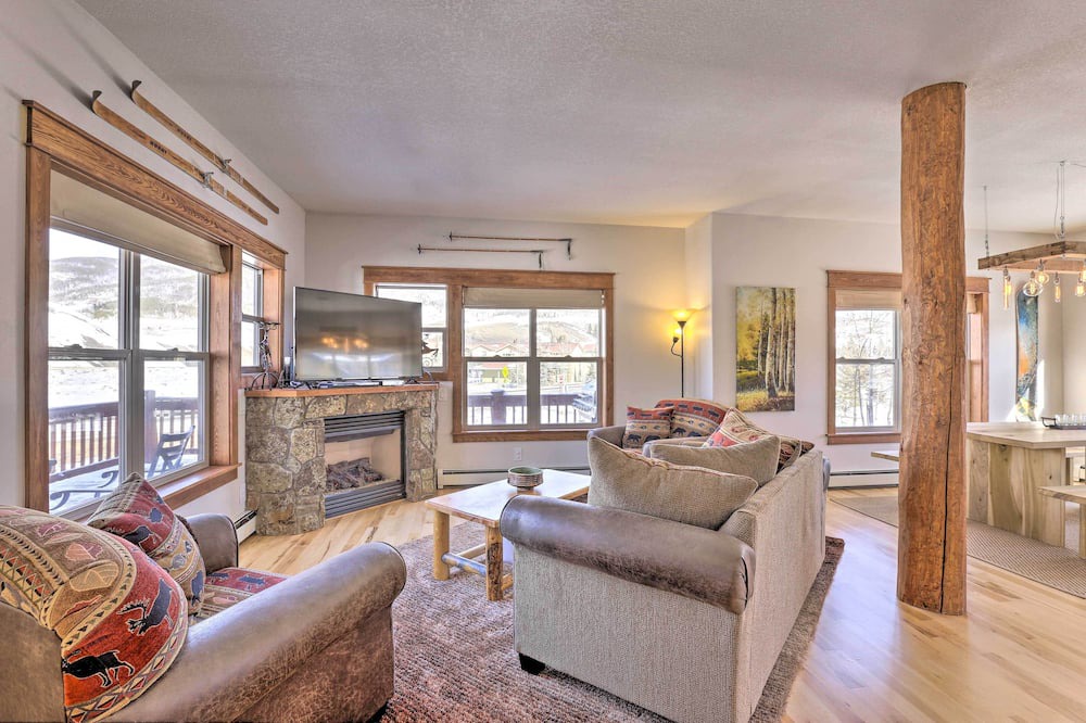 Photo of Livingroom in Summit Cove