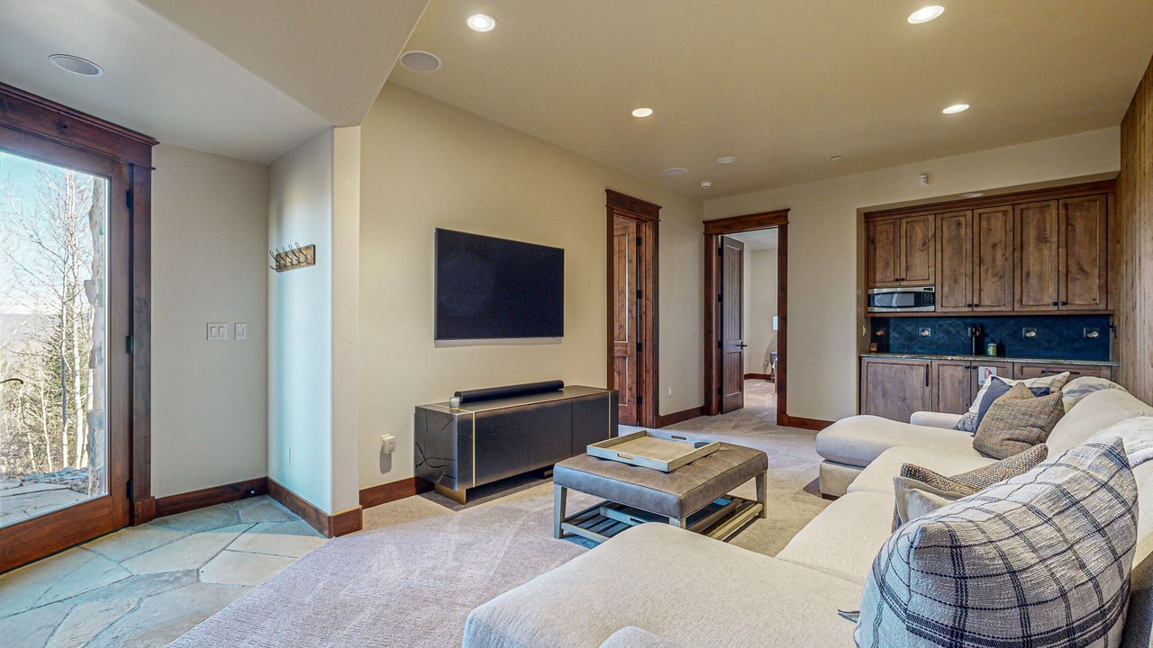 Photo of Livingroom in Edwards