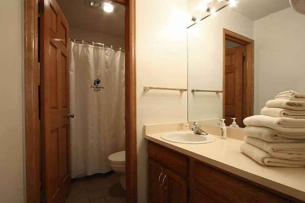 Photo of Bathroom in Summit Cove