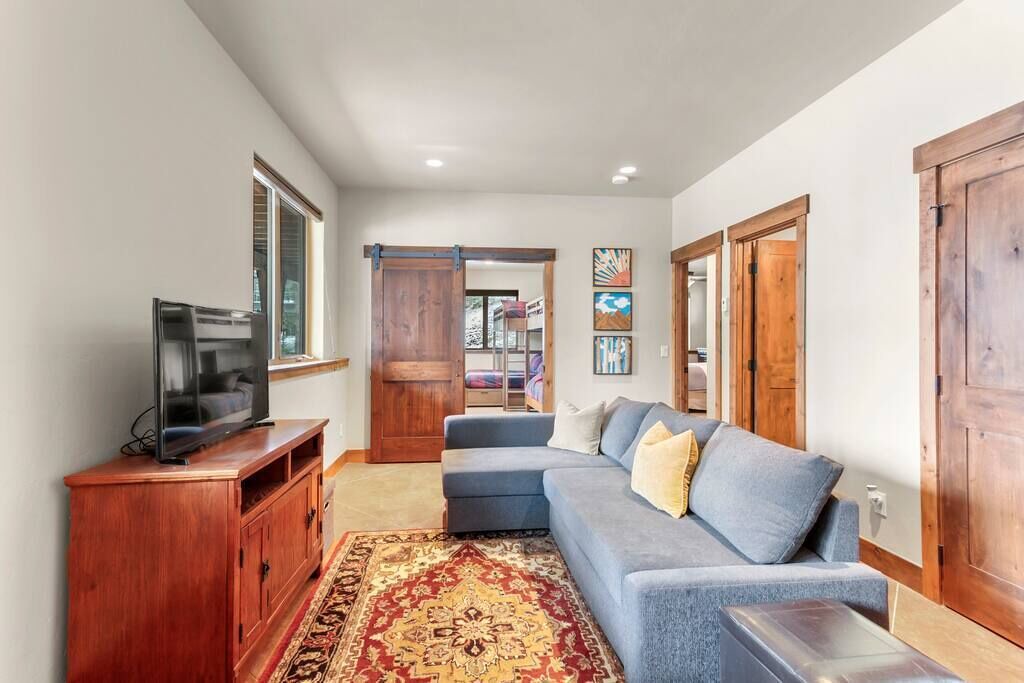 Photo of Livingroom in Lakeshore
