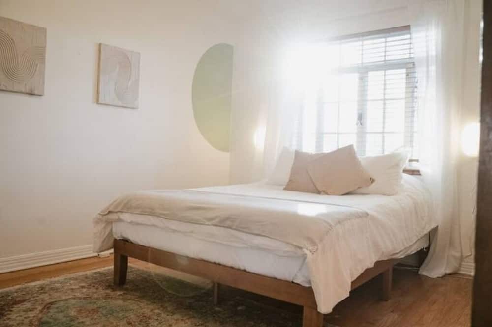 Photo of Bedroom in Hale