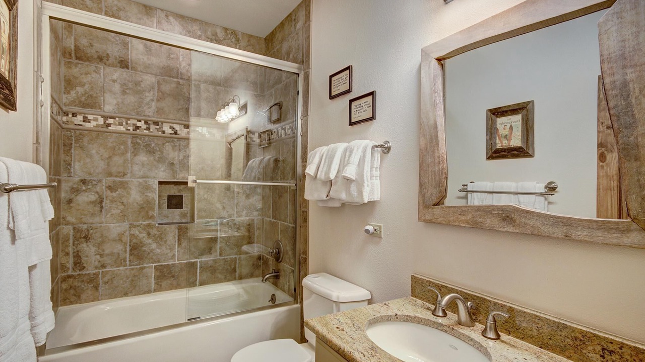 Photo of Bathroom in Four O'Clock