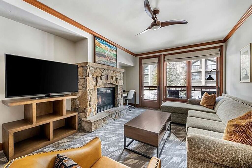 Photo of Livingroom in Peak 9