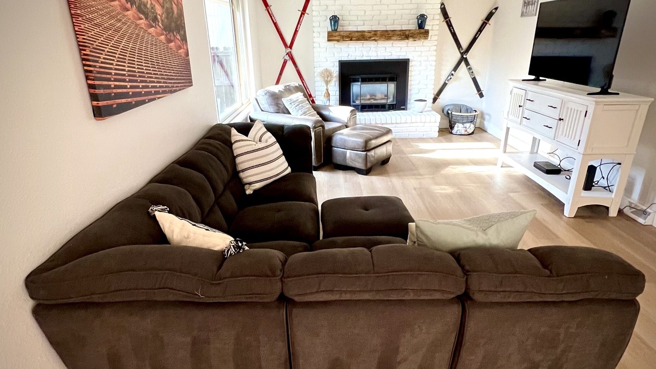 Photo of Livingroom in Sixth Ave West
