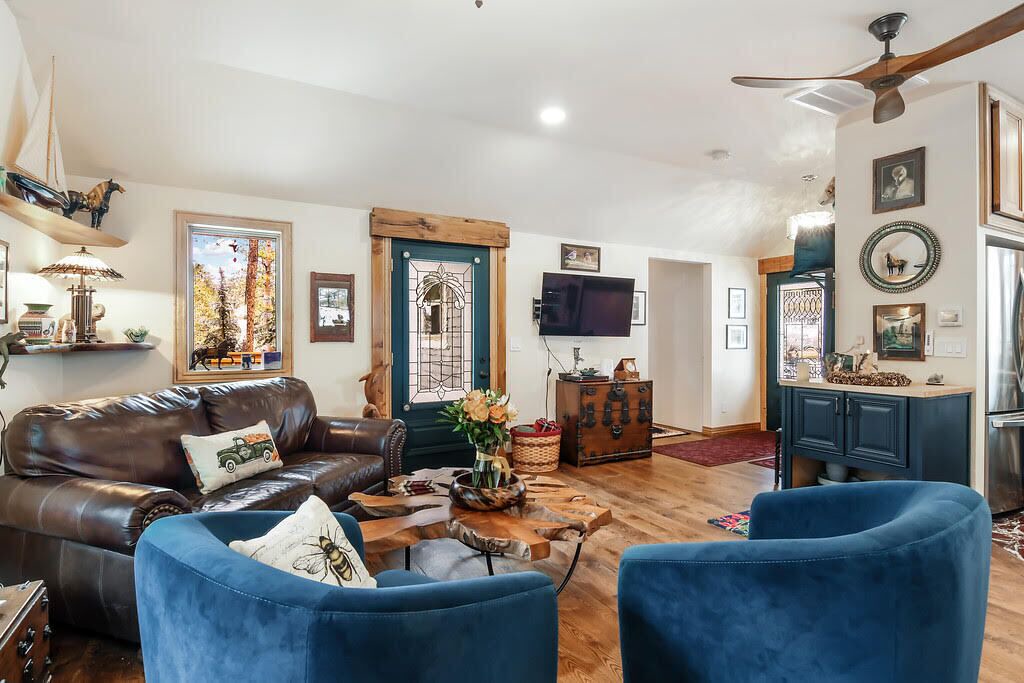 Photo of Livingroom in Evergreen West Central