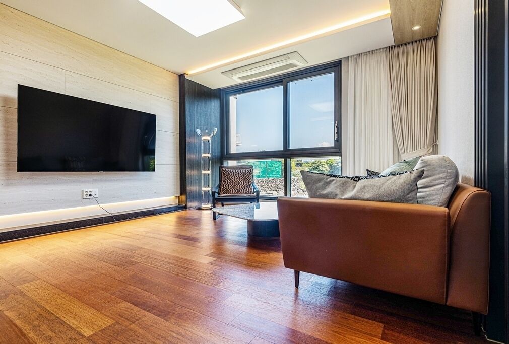 Photo of Livingroom in Downtown