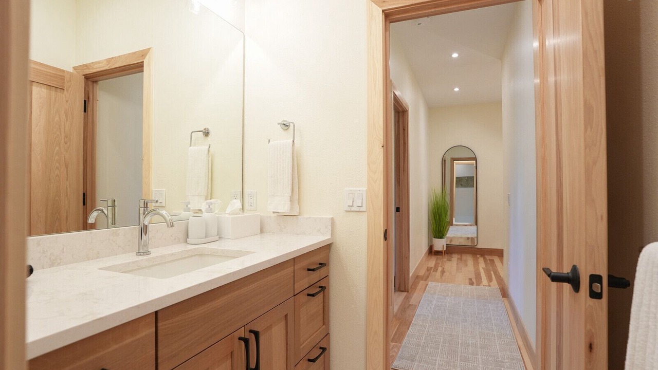Photo of Bathroom in Peak 8