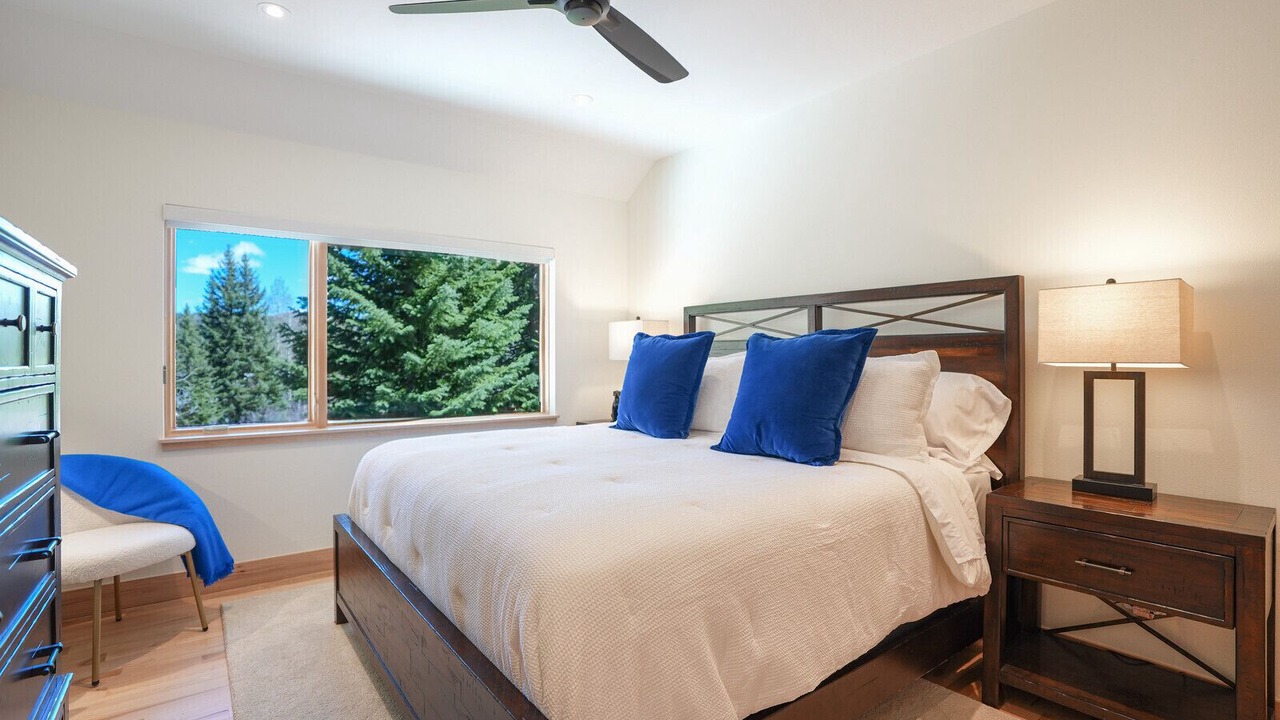 Photo of Bedroom in Peak 8