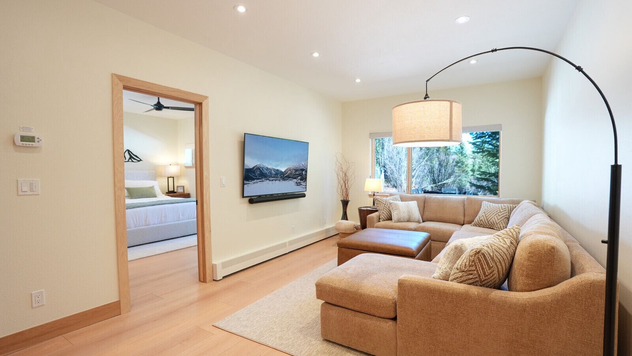 Photo of Livingroom in Peak 8