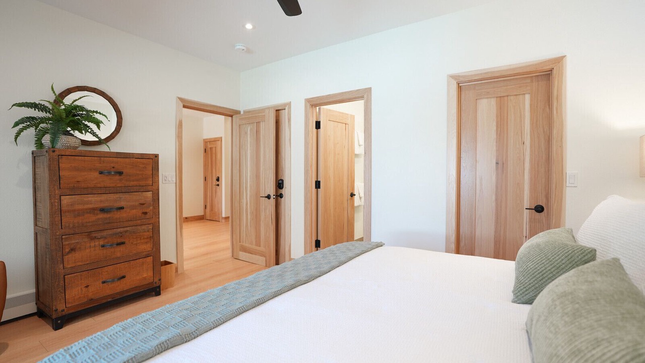 Photo of Bedroom in Peak 8