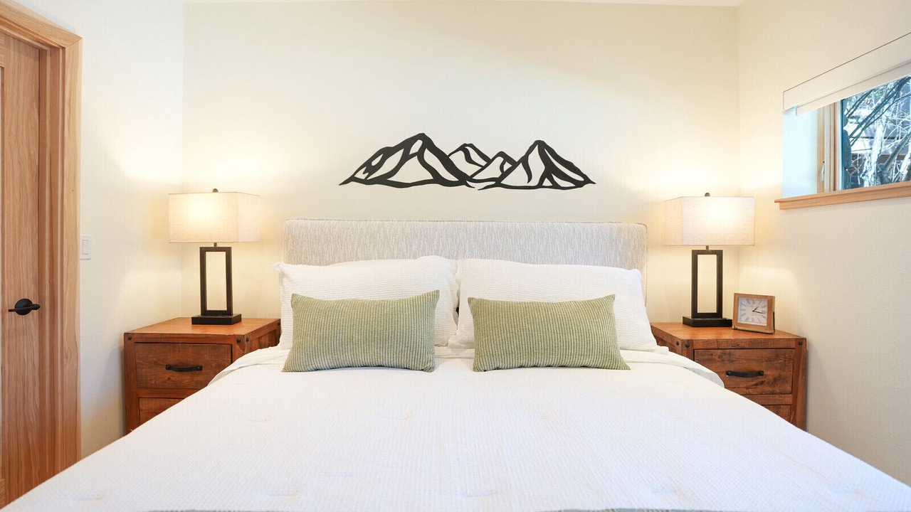 Photo of Bedroom in Peak 8