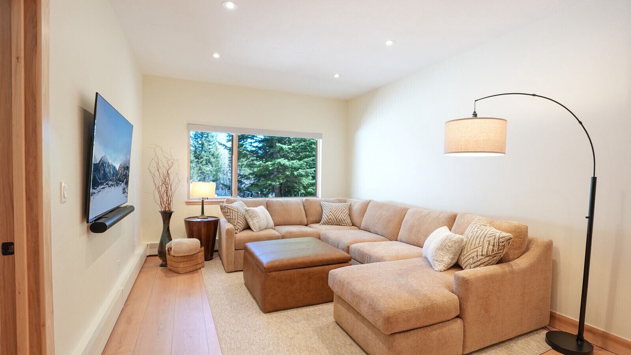 Photo of Livingroom in Peak 8