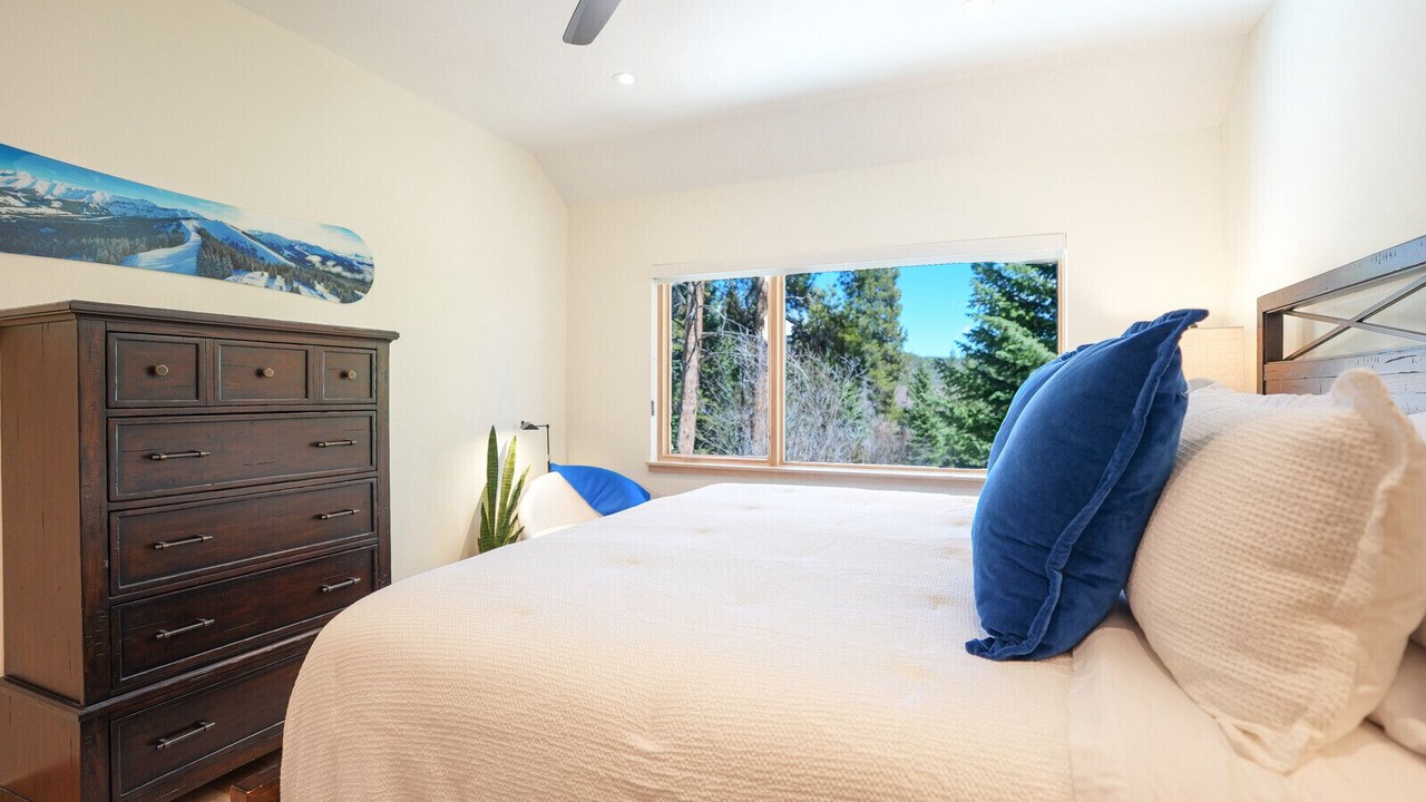 Photo of Bedroom in Peak 8