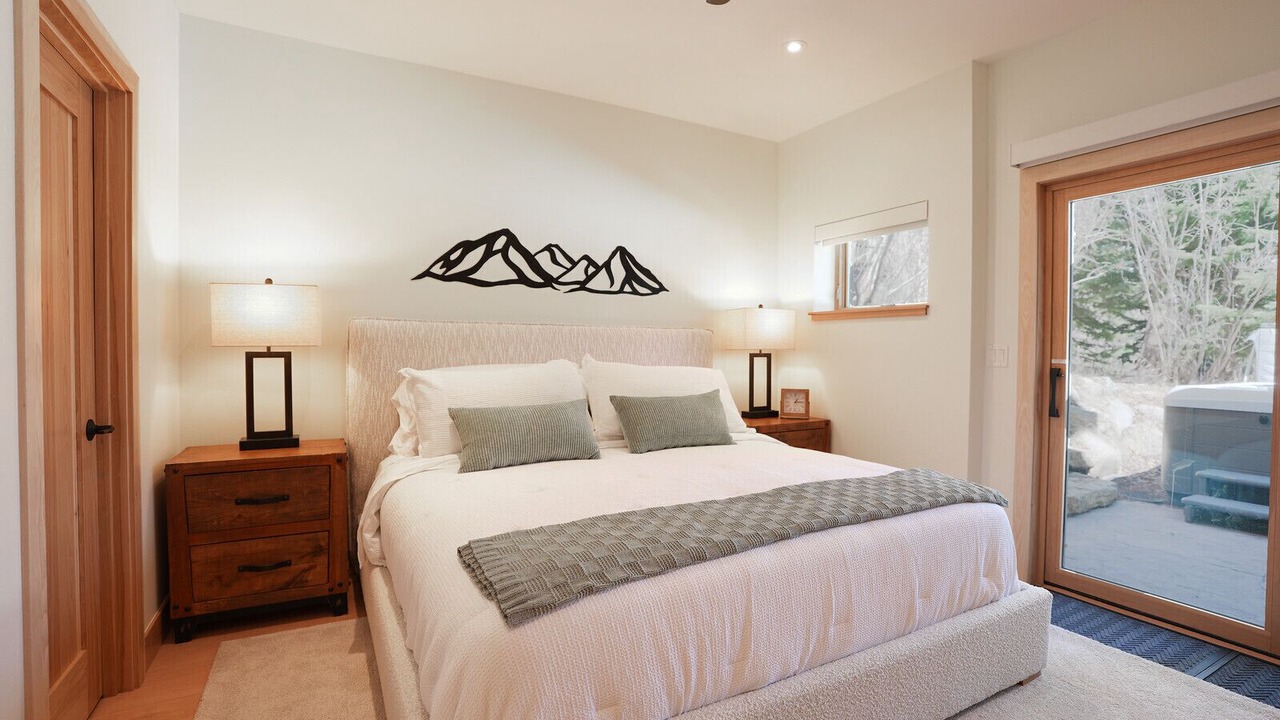 Photo of Bedroom in Peak 8