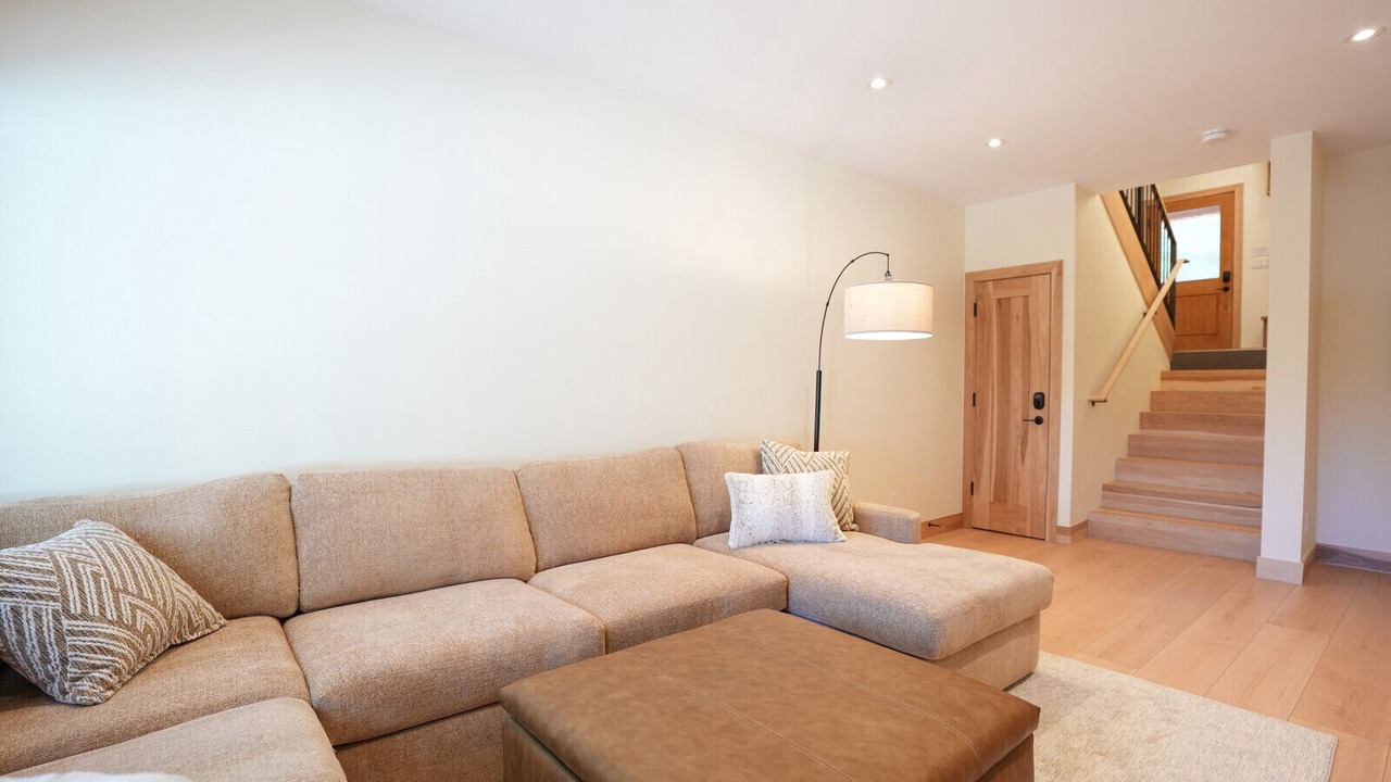 Photo of Livingroom in Peak 8